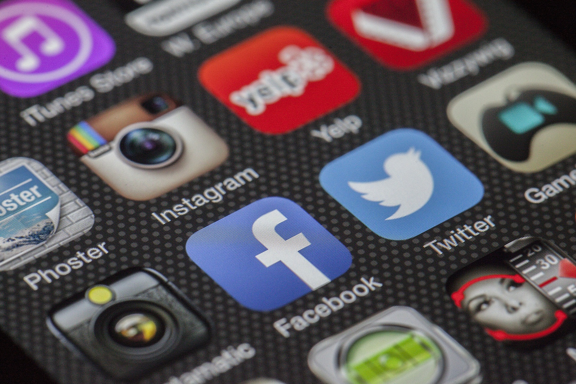 Pictogrammen op een smartphone van bekende social media applicaties, zoals Twitter en Facebook