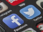 Pictogrammen op een smartphone van bekende social media applicaties, zoals Twitter en Facebook