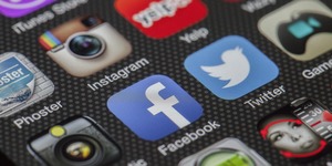 Pictogrammen op een smartphone van bekende social media applicaties, zoals Twitter en Facebook