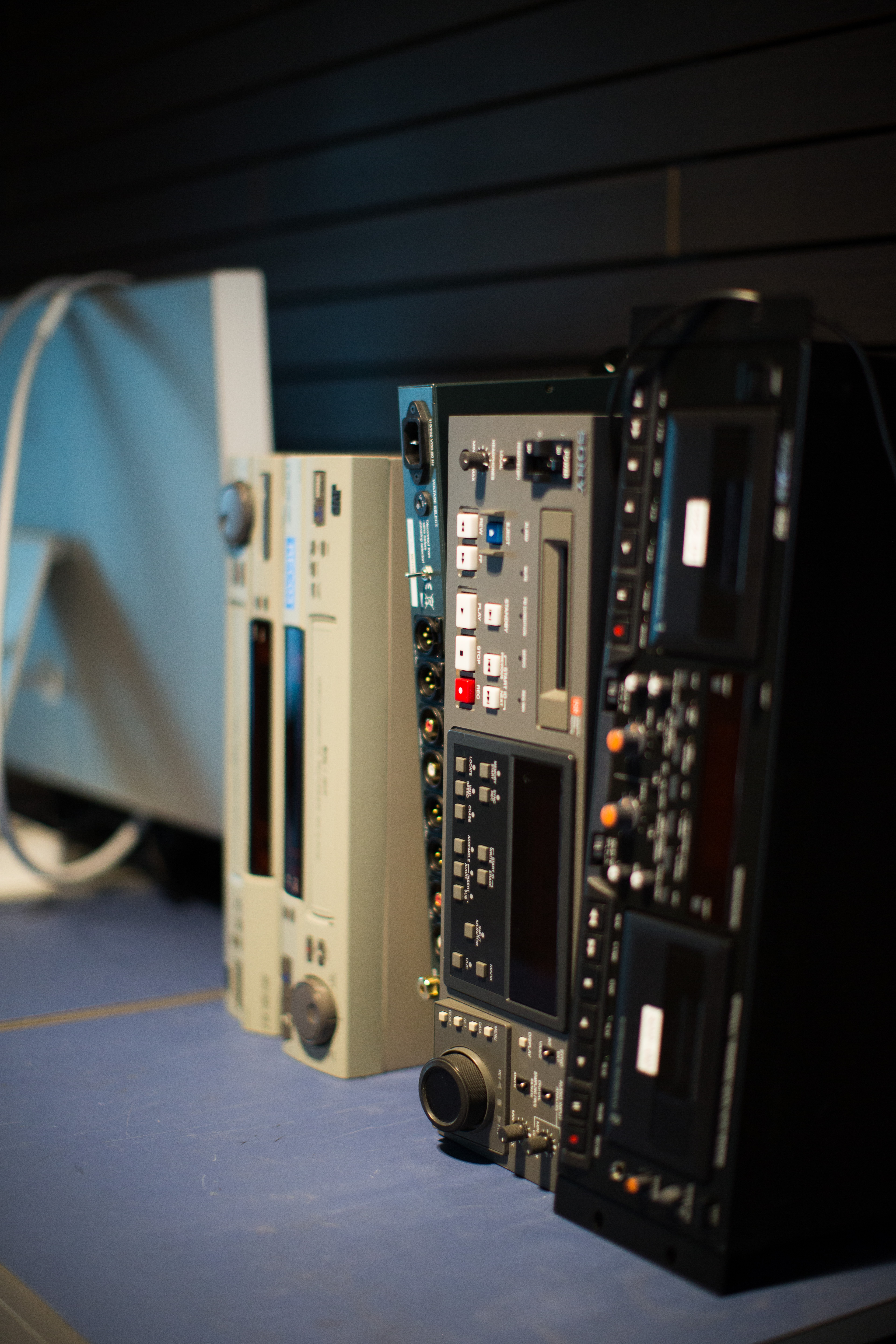 Een versterker en een videospeler naast elkaar