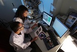 Twee wetenschappers doen onderzoek in een laboratorium en kijken naar een computerscherm