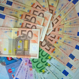 De eurobiljetten over elkaar heen gelegd