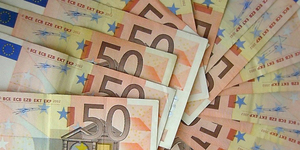 De eurobiljetten over elkaar heen gelegd