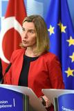 Federica Mogherini voor een Turkse en een Europese vlag