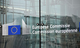 Europese Commissie logo op het glas