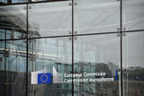 Europese Commissie logo op het glas