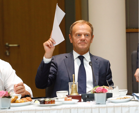 Donald Tusk met papier in de hand