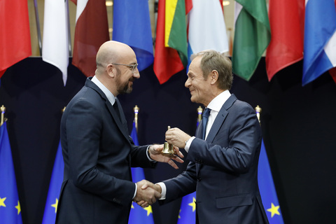 Donald Tusk overhandigt Charles Michel de voorzittersbel van de Europese Raad