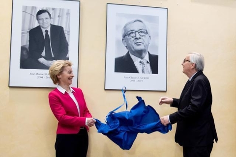Ursula von der Leyen en Jean-Claude Juncker onthullen een foto van Juncker