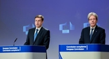 Valdis Dombrovskis, on the left, and Paolo Gentiloni