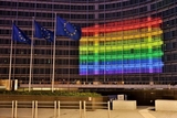 Regenboogvlag op het gebouw van de Europese Commissie