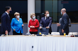 Kanselier Angela Merkel tussen premier Marc Rutte en Commissievoorzitter Ursula von der Leyen. Daarnaast President Emmanuel Macron en rechts Charles Michel, de voorzitter van de Europese Raad. Foto: Council of the European Union.