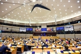 Von der Leyen tegenover op afstand zittend Europees Parlement