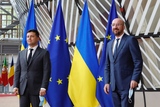 Zelensky en Michel voor Europese en Oekraiense vlaggen