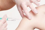 Een persoon wordt gevaccineerd