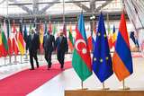 President Michel ontmoet de premier van Armenië en de President van de Republiek van Azerbaijan