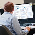 Een man kijkt op de Europese Monitor